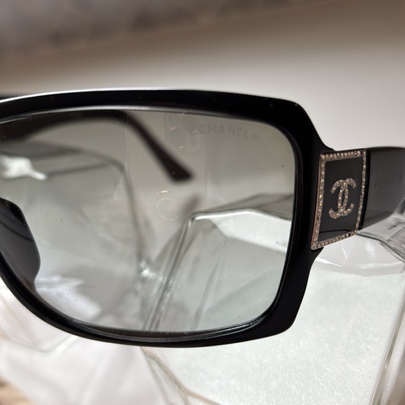 Chanel Black Oversized Sunglasses with Logo - Picture 3 of 9